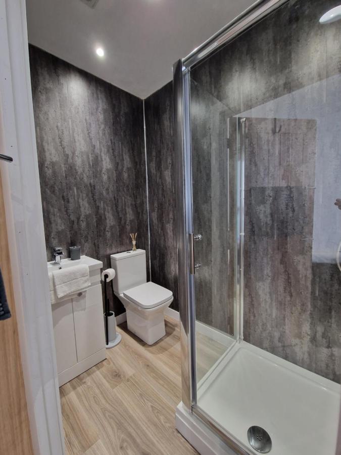 Flat 2, Modern Studio Apartment, Tynte Hotel, Mountain Ash Quakers Yard Exterior foto
